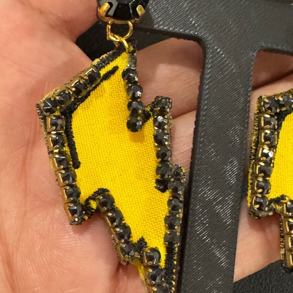 ⚡ Bold Yellow Lightning Bolt Earrings - Picture 4 of 6